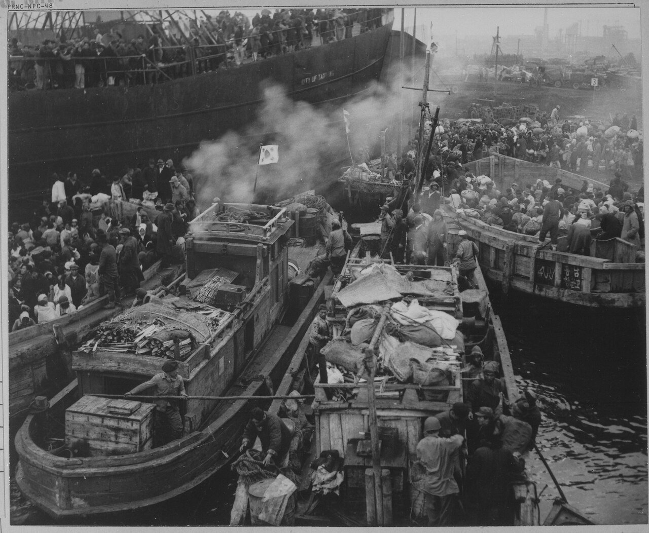 Refugees evacuate Hungnam in December 1950