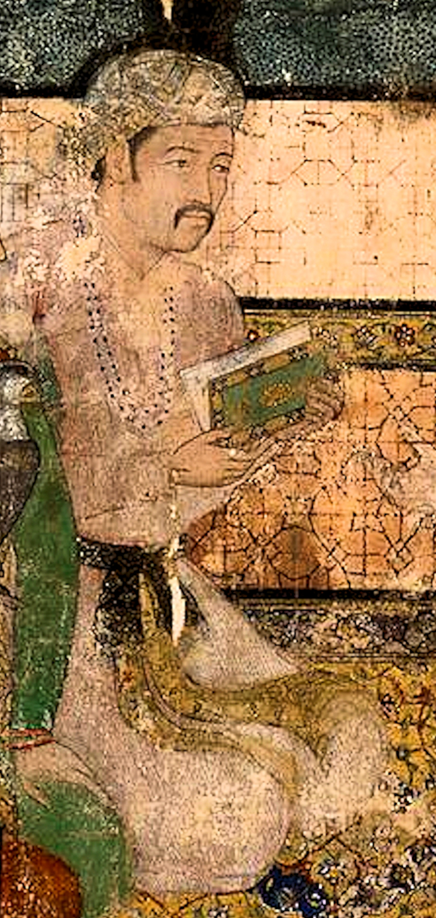 Akbar sentado con vestiduras estampadas y un manuscrito en las manos.