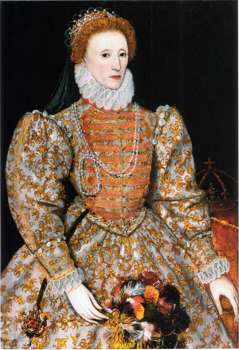 Isabel I con vestido ornamentado y joyas, sosteniendo un abanico de plumas.